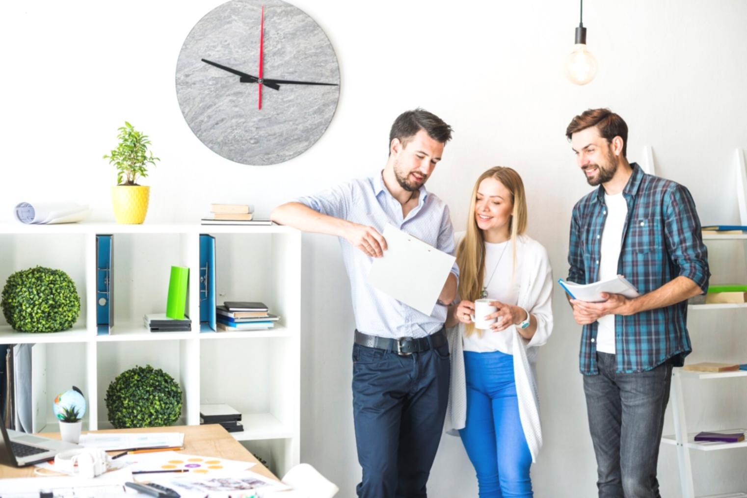 Outils de planification financière et cahiers de notes sur un bureau